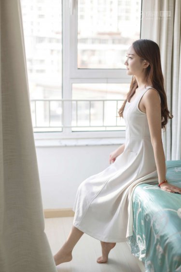 美女脱了内裤让男生吻视频